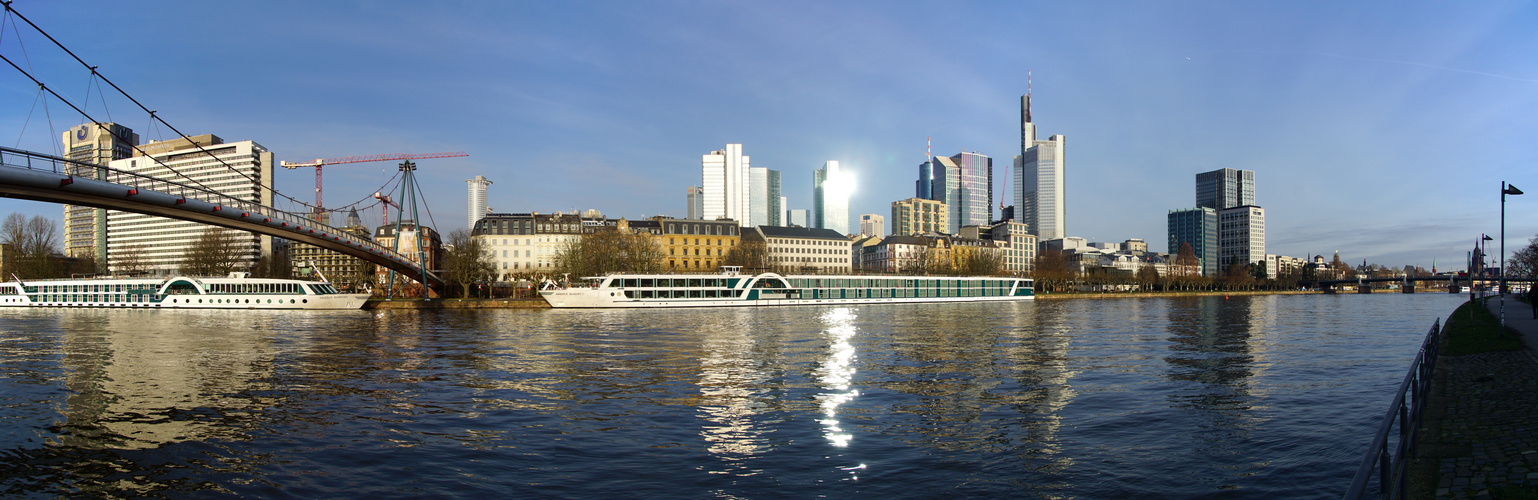 Frankfurt in der morgendlichen Dezembersonne