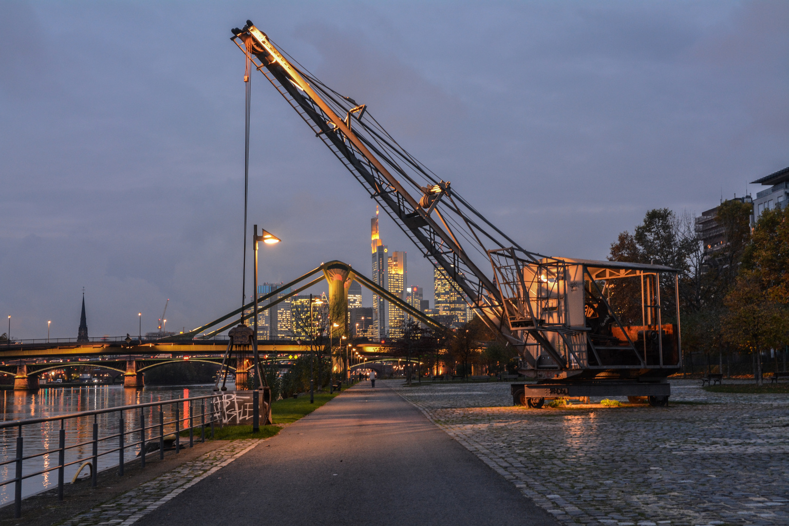 Frankfurt: Kran an der Weseler Werft mit Skyline in der Abenddämmerung