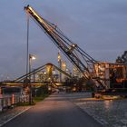 Frankfurt: Kran an der Weseler Werft mit Skyline in der Abenddämmerung