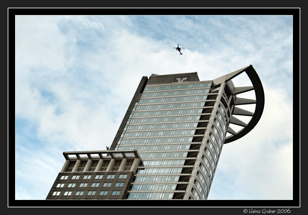 Frankfurt Kronenhochhaus 208m vs Helikopter