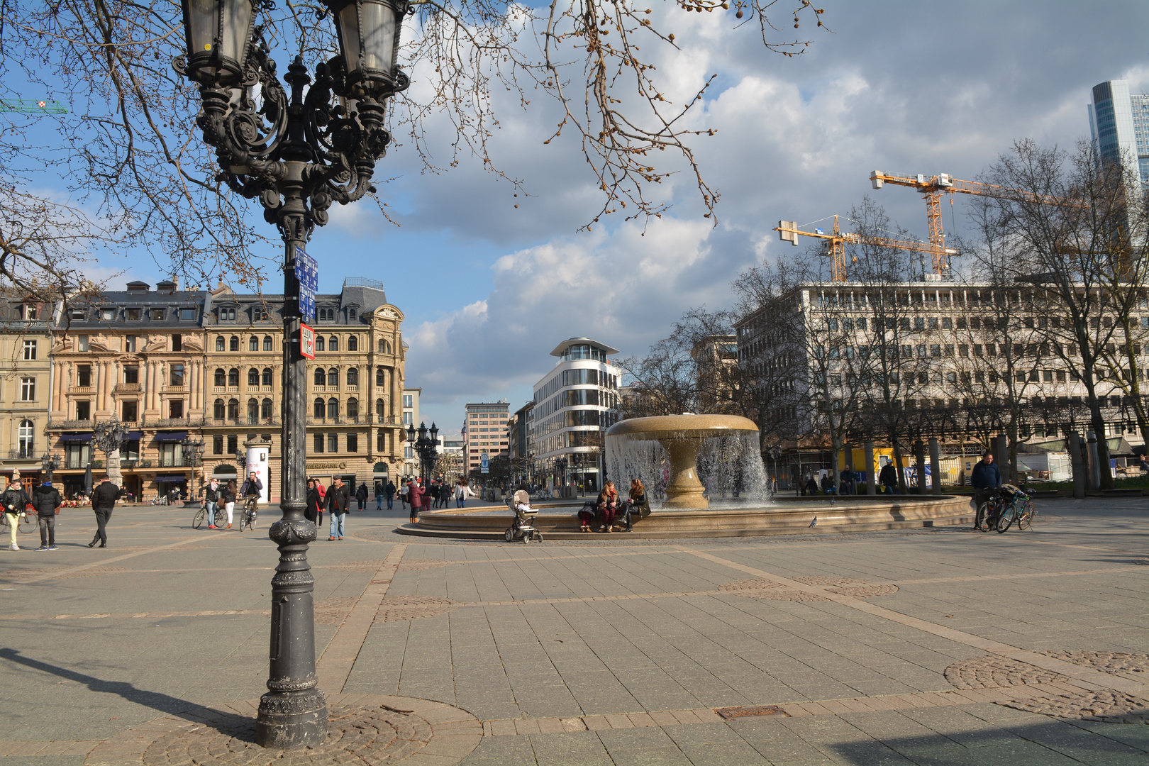 Frankfurt : Lucae-Brunnen auf dem Opernplatz