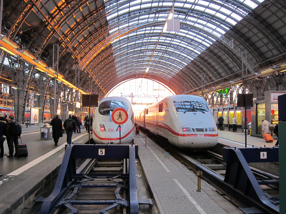 Frankfurt / Main Hbf zum Feierabend 2