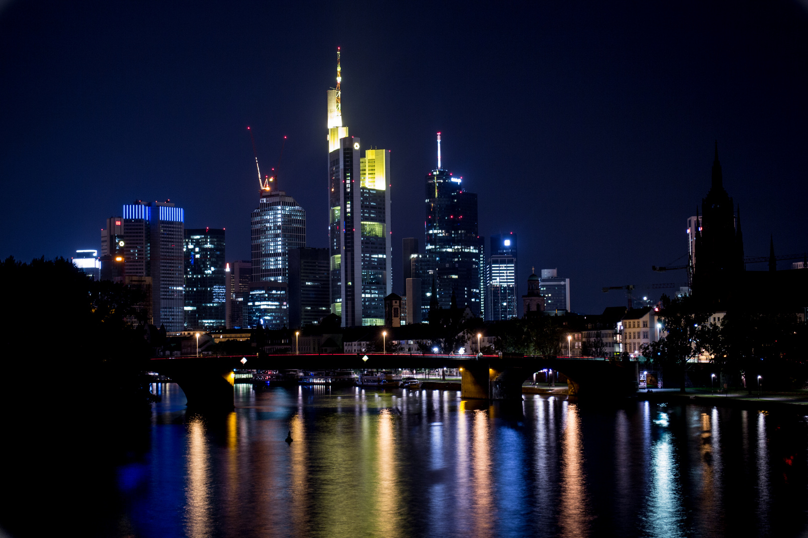 Frankfurt main skyline vom Mainufer