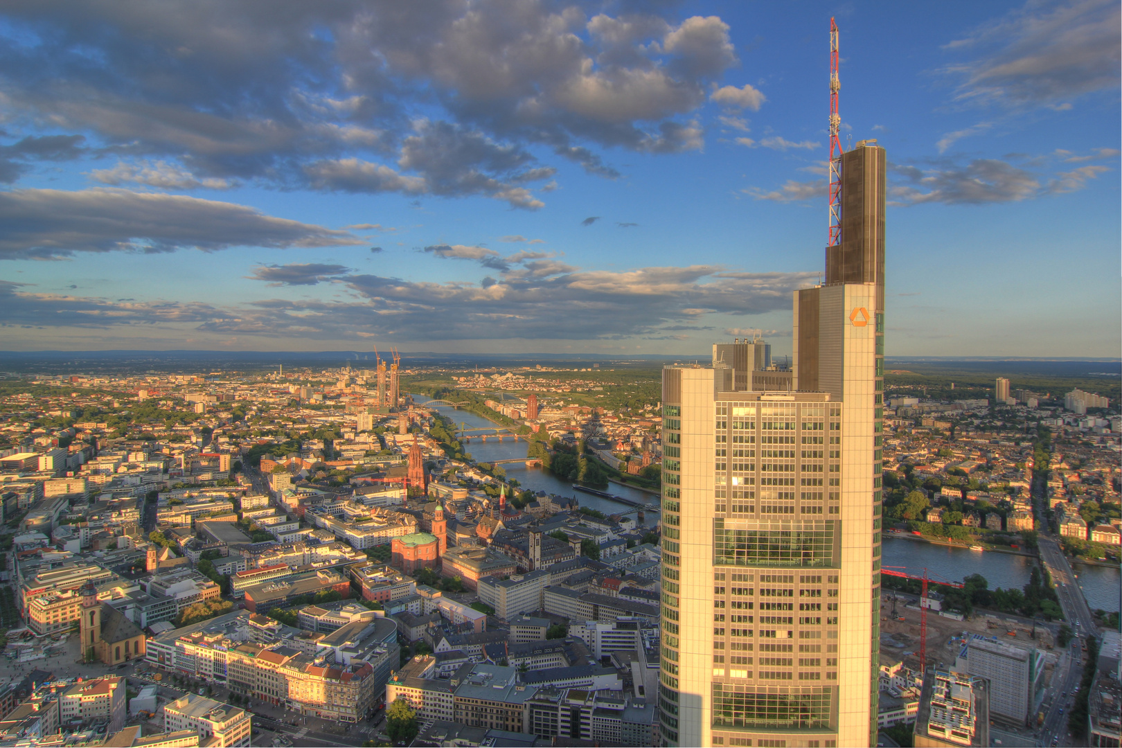 Frankfurt Maintower am Abend