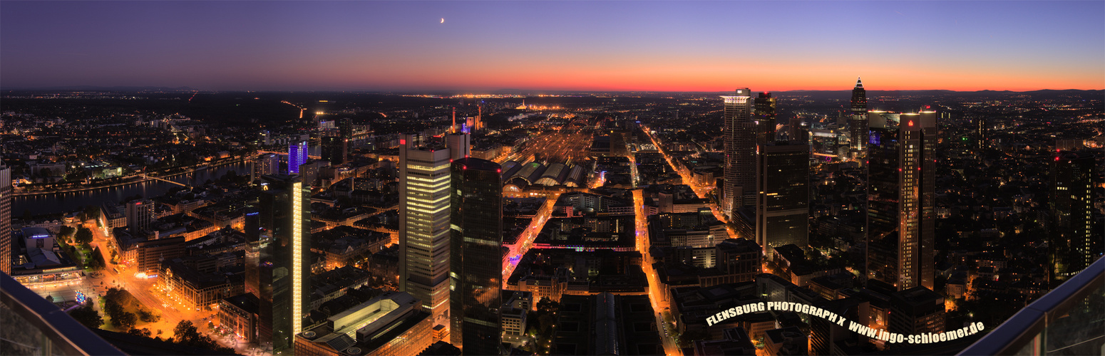 Frankfurt Maintower zur Blauenstunde