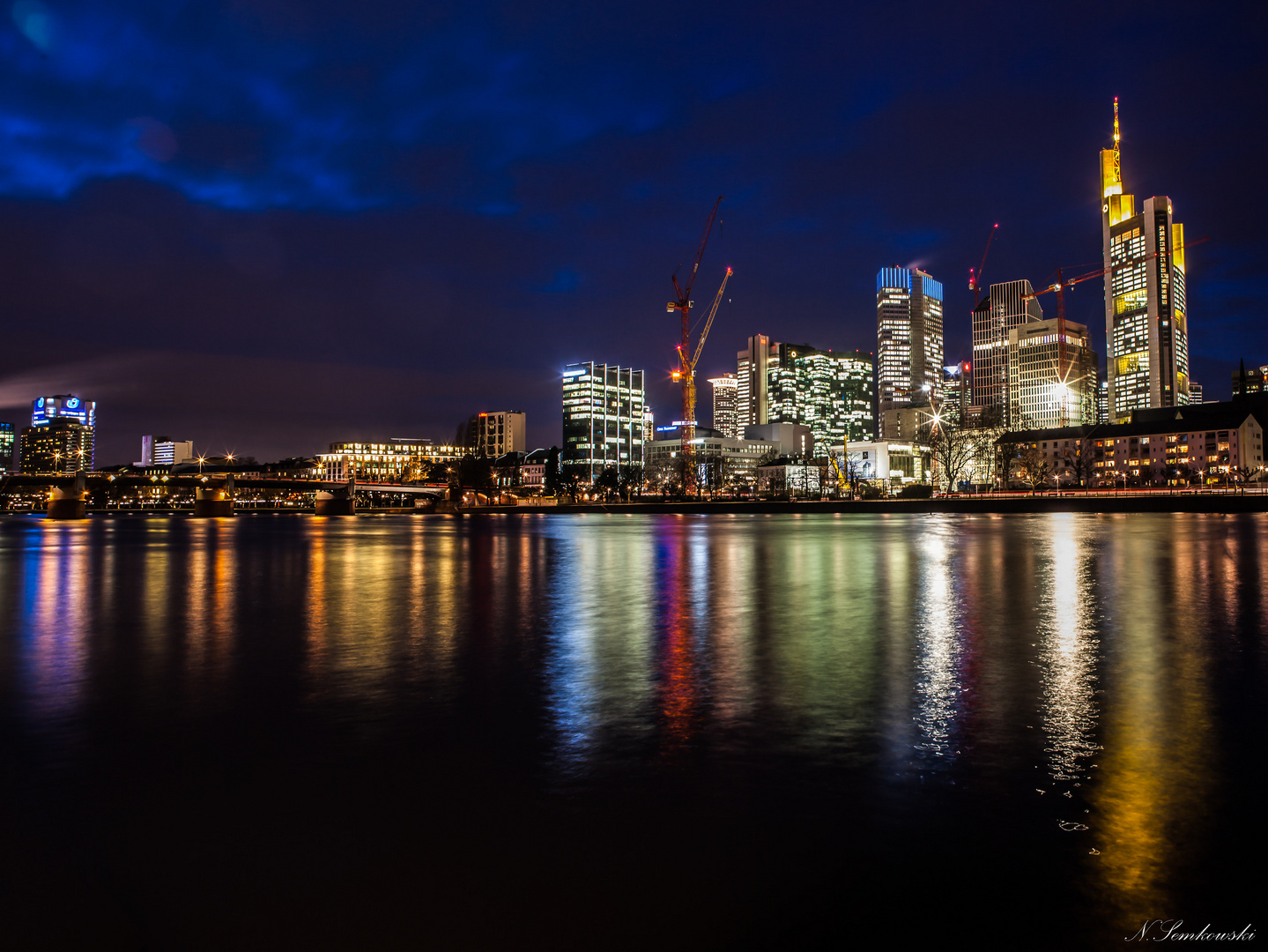 Frankfurt Mainufer Richtung Westhafen