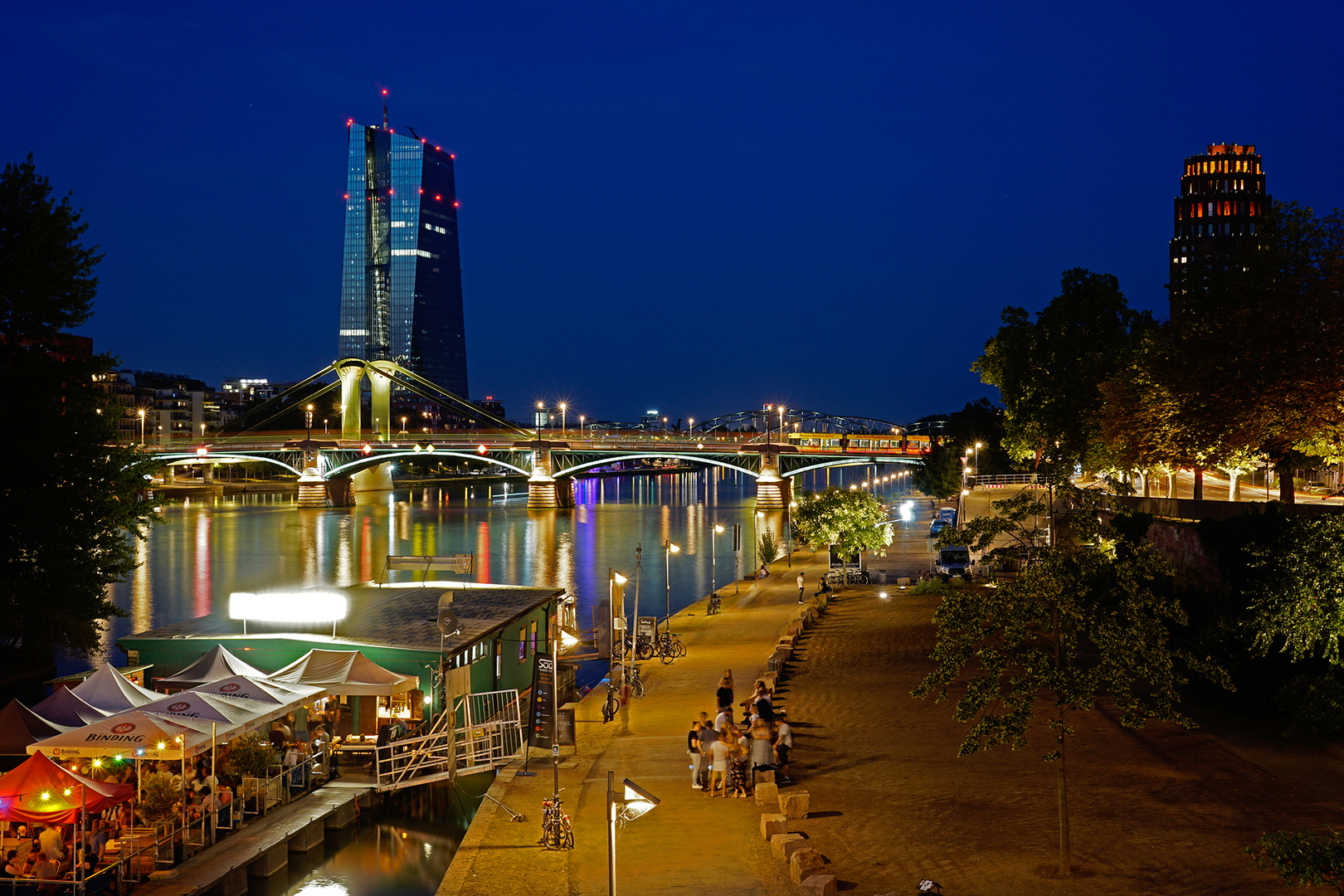 Frankfurt, Mainuferpromenade am Abend