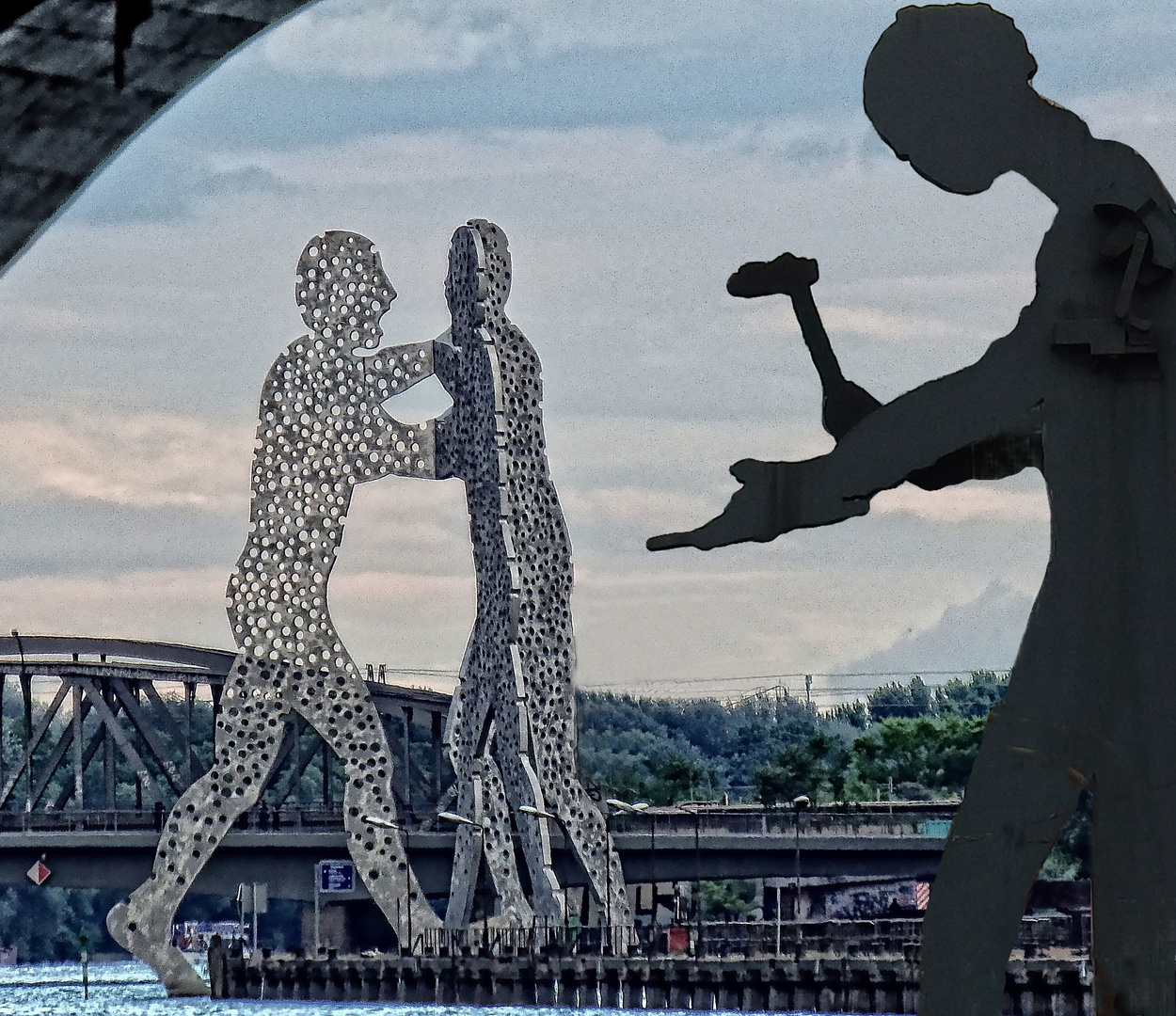 Frankfurt meets Berlin hammering man meets molecule man