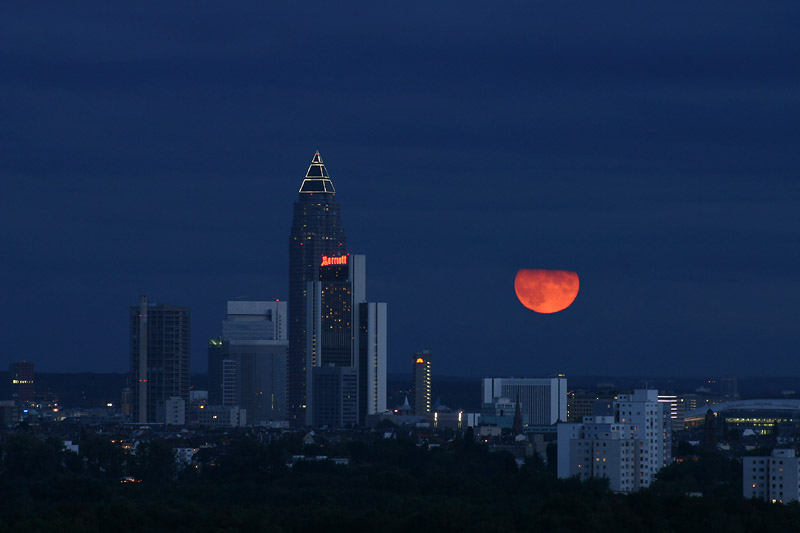 Frankfurt mit unglaublichem Vollmond