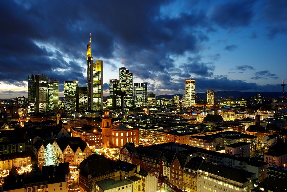 Frankfurt mit Weihnachtsbaum