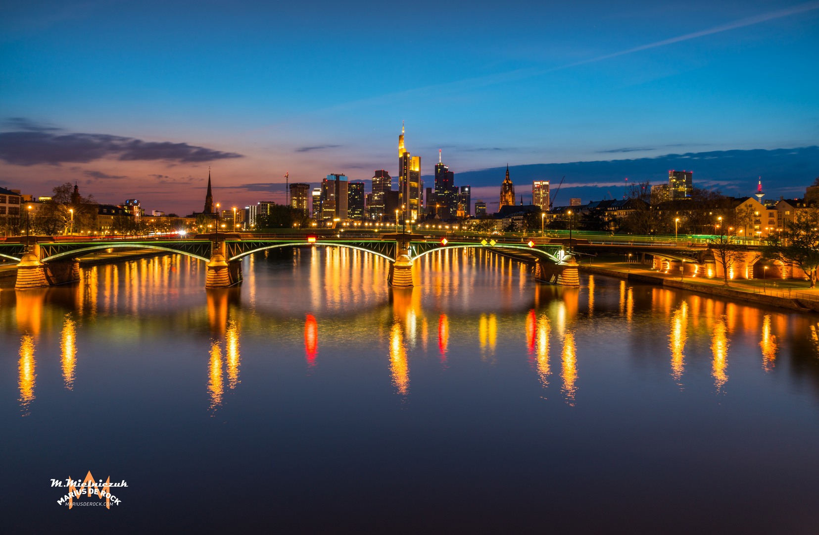 Frankfurt nach dem Sonnenuntergang in der Blauen stunde 