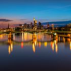 Frankfurt nach dem Sonnenuntergang in der Blauen stunde 