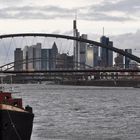 Frankfurt: neue Mainbrücke vor der Skyline