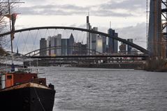 Frankfurt: neue Mainbrücke vor der Skyline