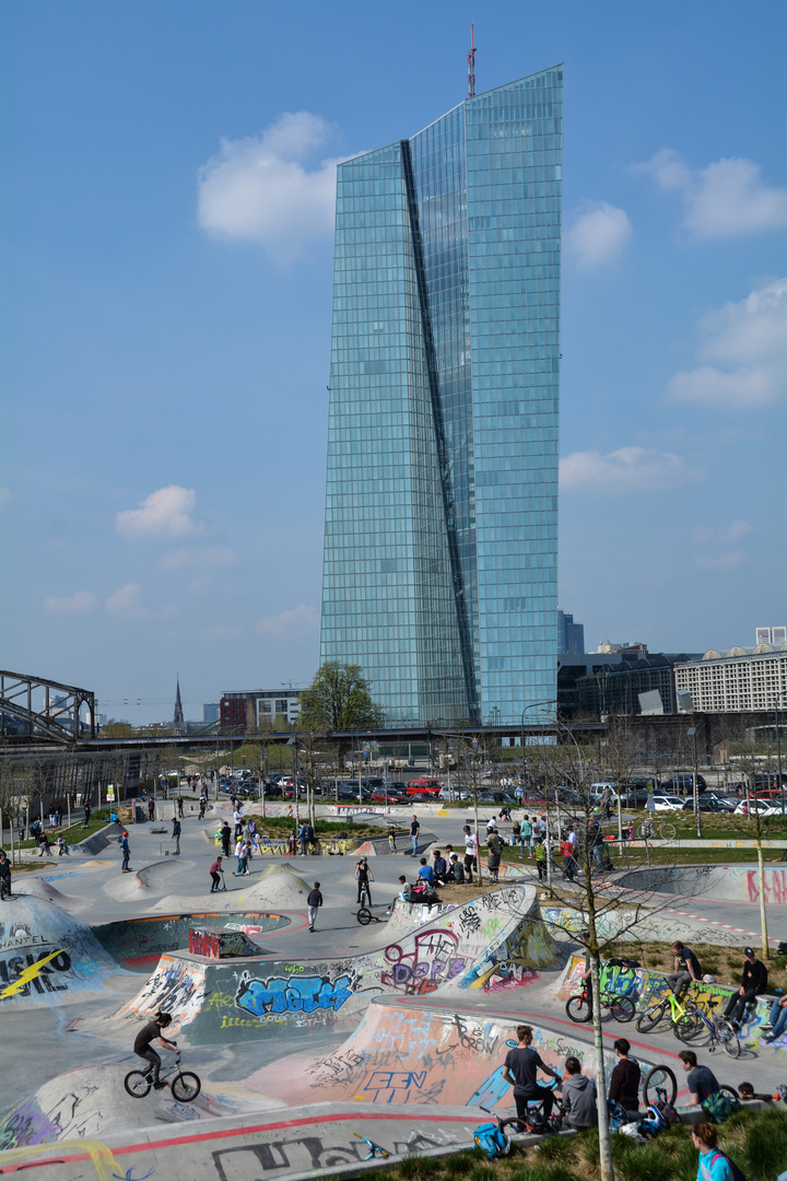 Frankfurt - Ostend: Skaterpark im Hafenpark 