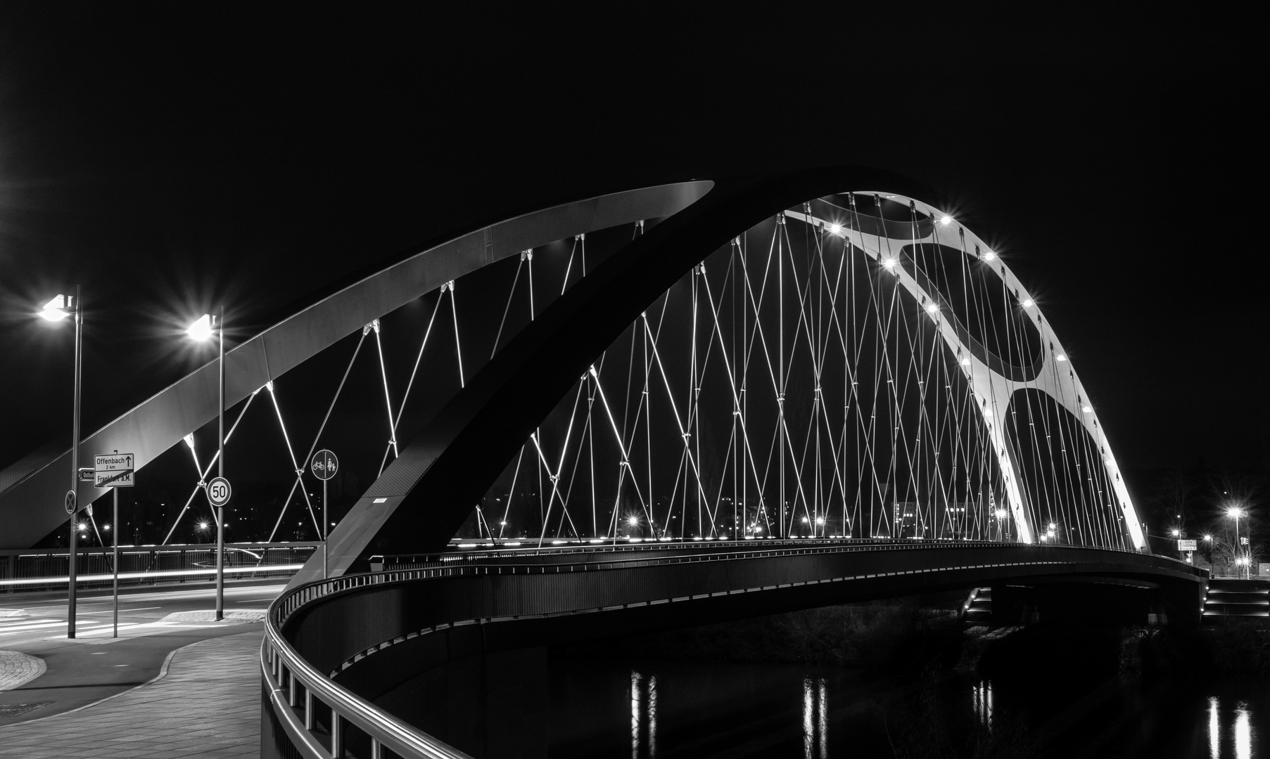 Frankfurt Osthafenbrücke bei Nacht