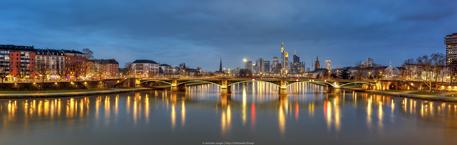 Frankfurt Riverside Skyline am Abend