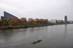 Frankfurt: Ruderboot vor dem Deutschherrnufer