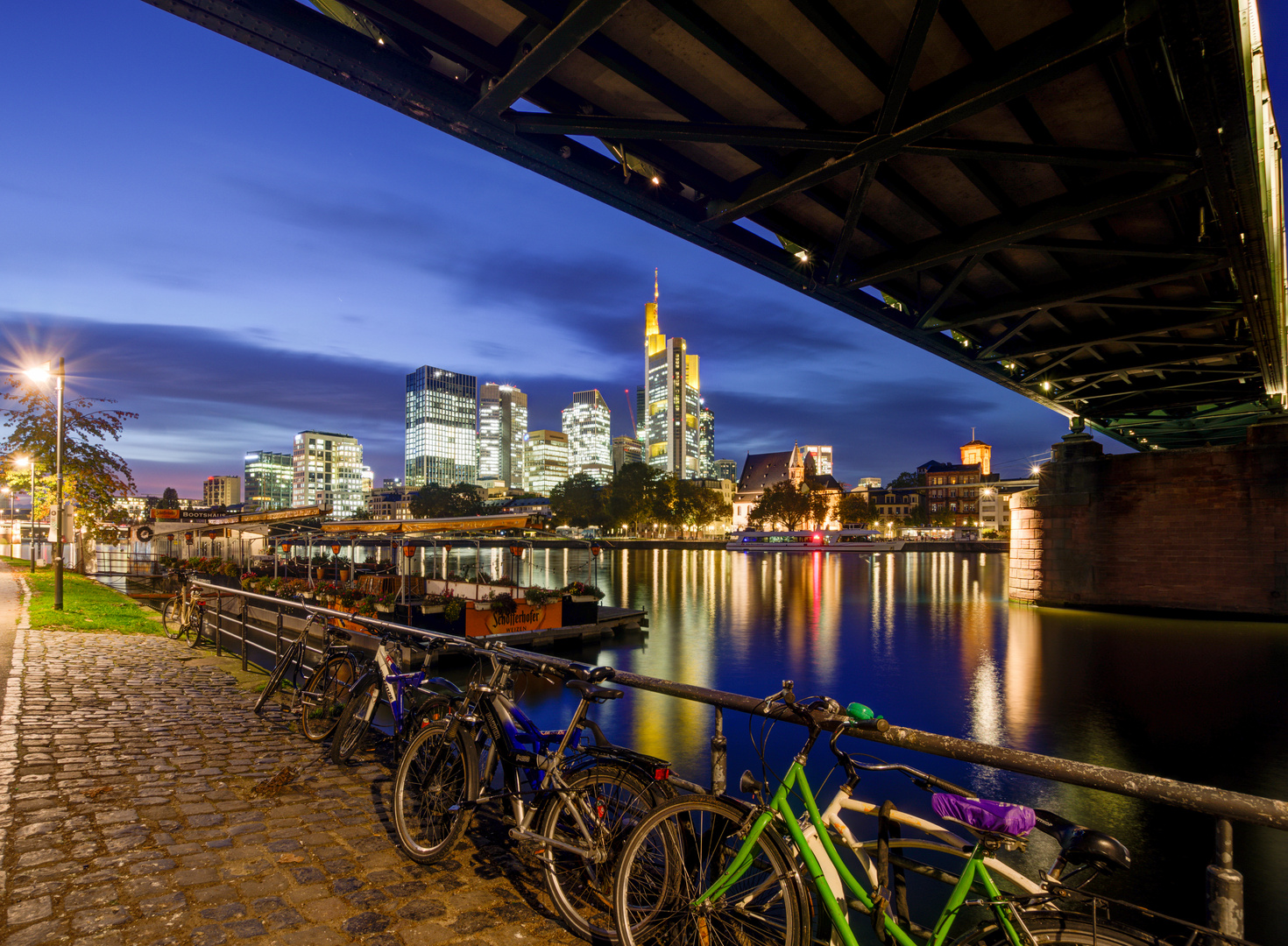 Frankfurt - Schaumainkai - Eiserner Steg - View on Main River and Bahnhofsviertel - 01