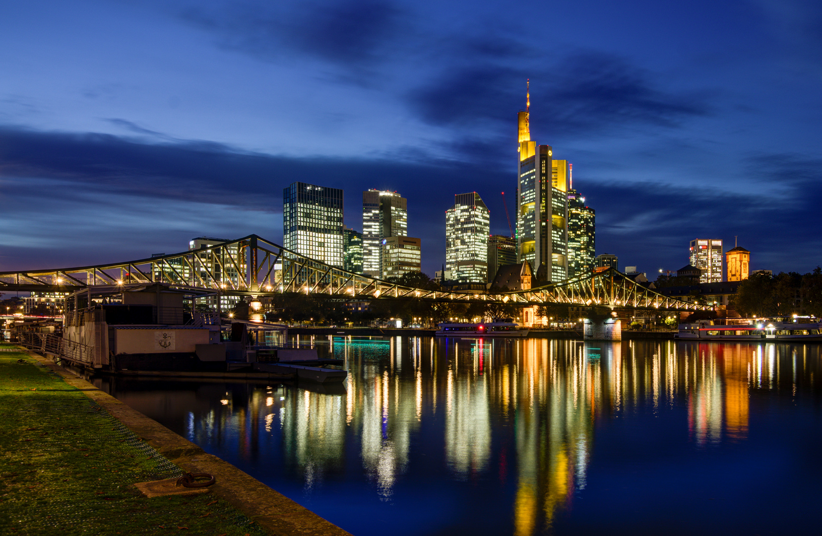 Frankfurt - Schaumainkai - View on Main River and Bahnhofsviertel - 01