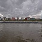 Frankfurt: Schiff vor der Weseler Werft und dem EZB-Neubau