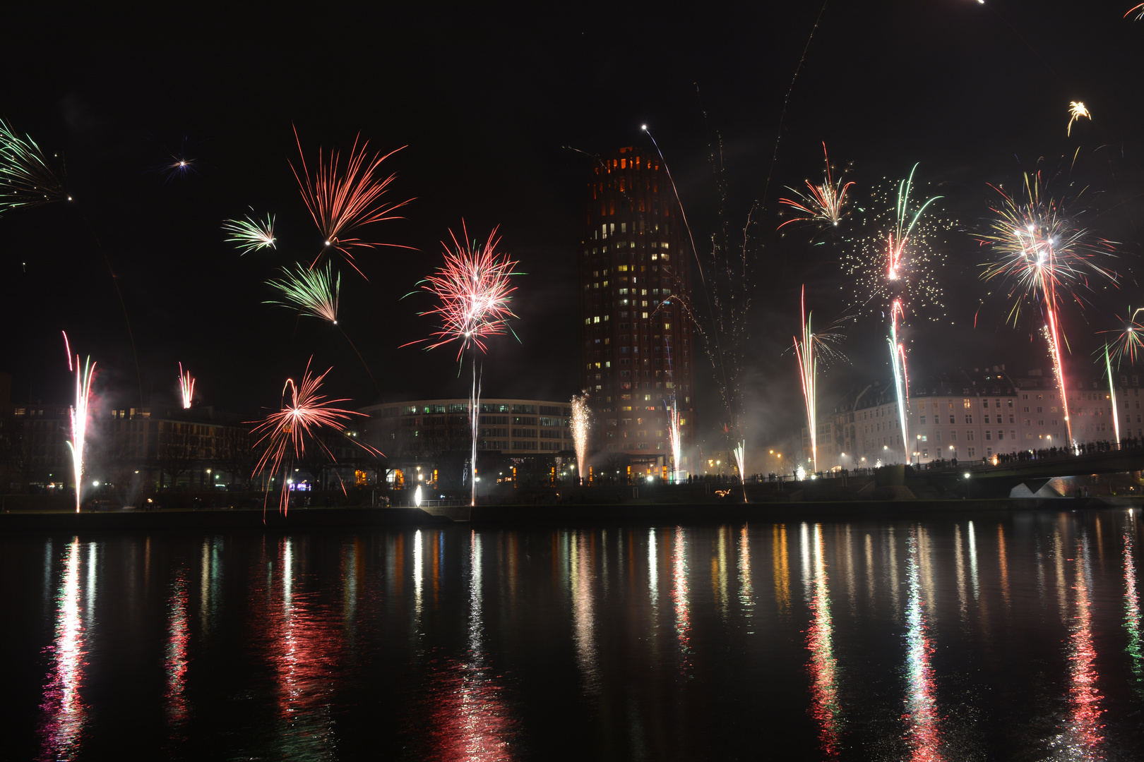 Frankfurt: Silvesterfeuerwerk 2013/2014 - Deutschherrnufer