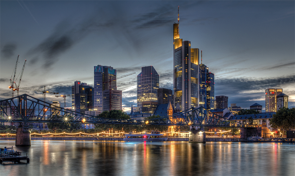 Frankfurt-Skyline am Abend