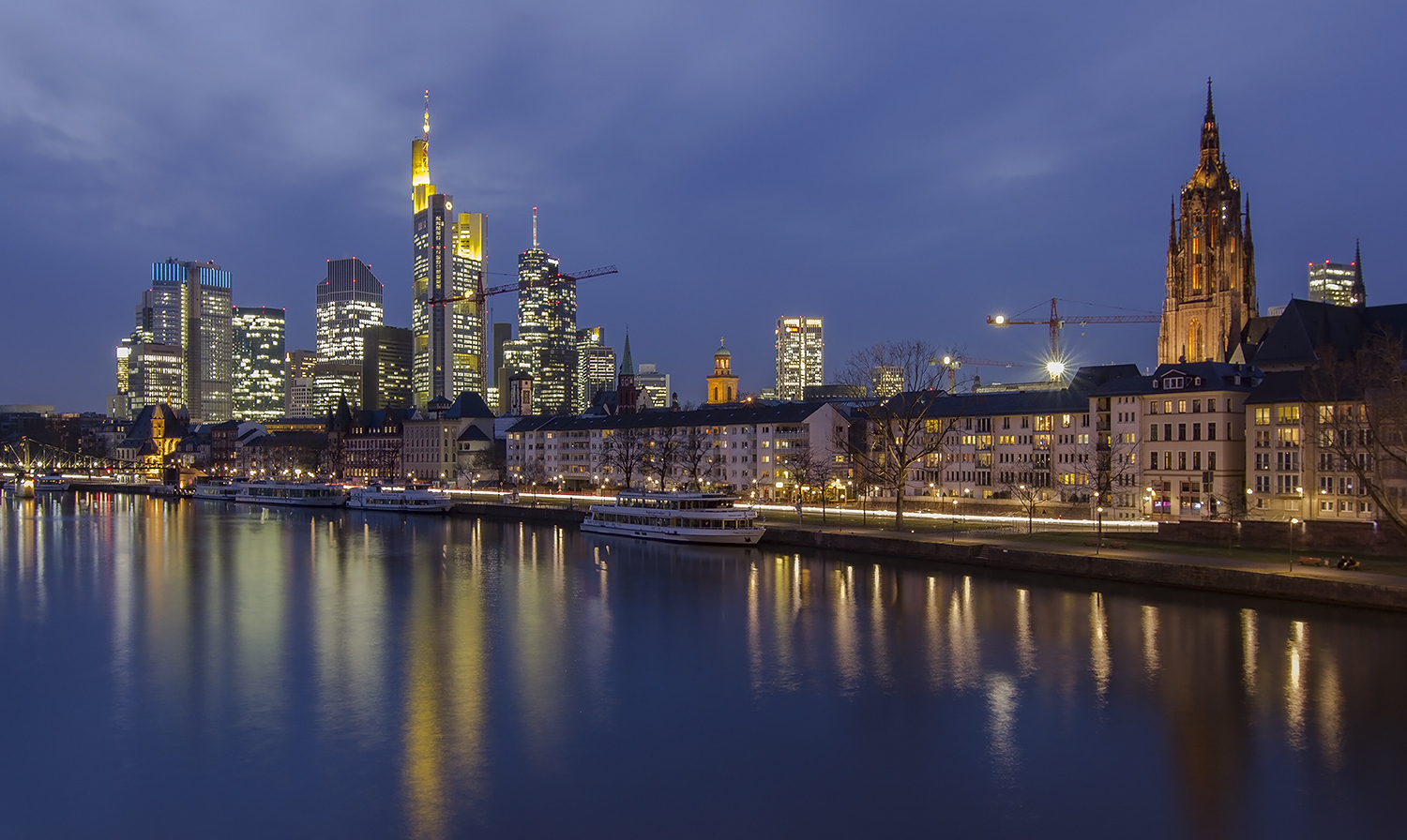 Frankfurt-Skyline am Abend