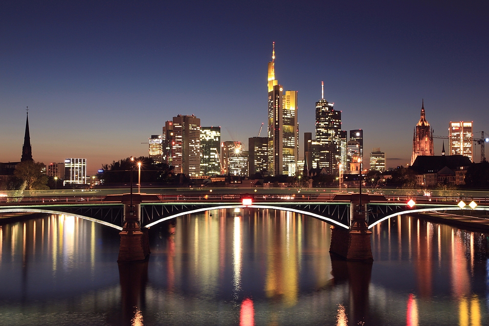 Frankfurt-Skyline am Abend