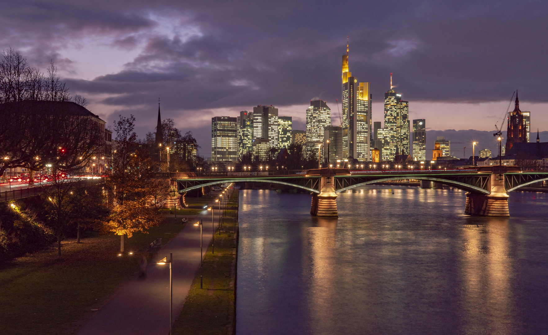 Frankfurt-Skyline am Abend am 02.12.2019