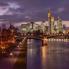 Frankfurt-Skyline am Abend am 02.12.2019