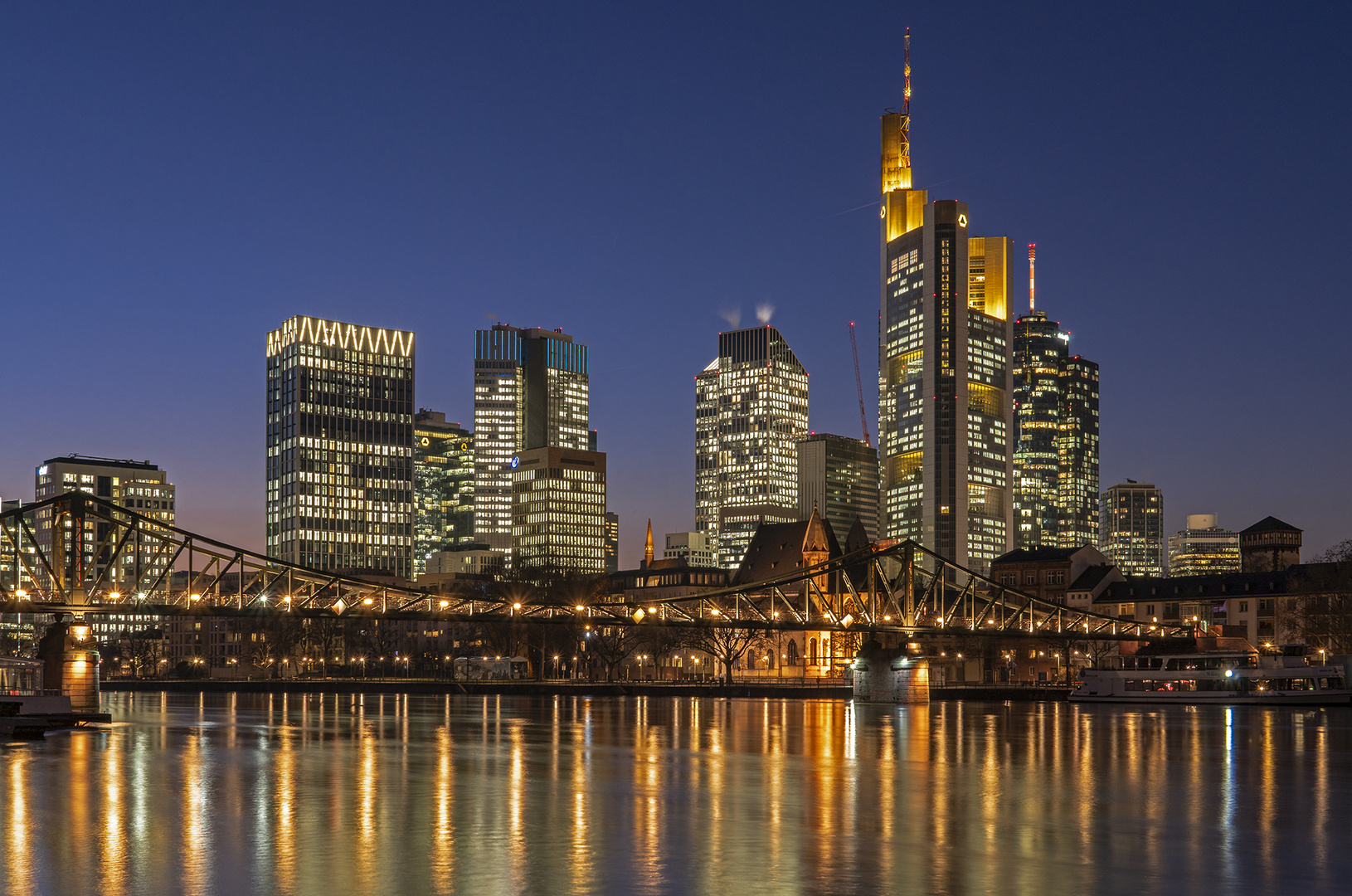 Frankfurt-Skyline am Abend am 06.02.2020