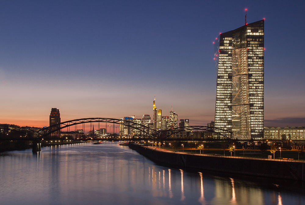 Frankfurt-Skyline am Abend am 11.11.2015