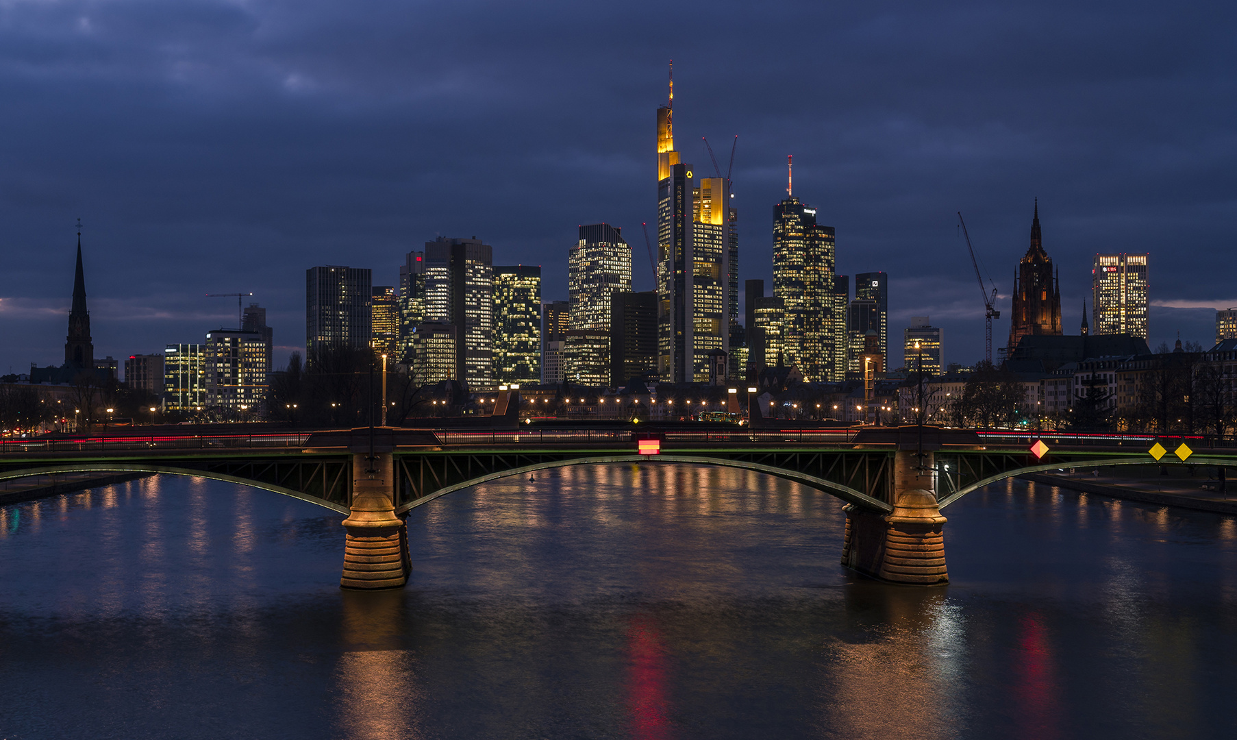 Frankfurt-Skyline am Abend am 14.12.2018