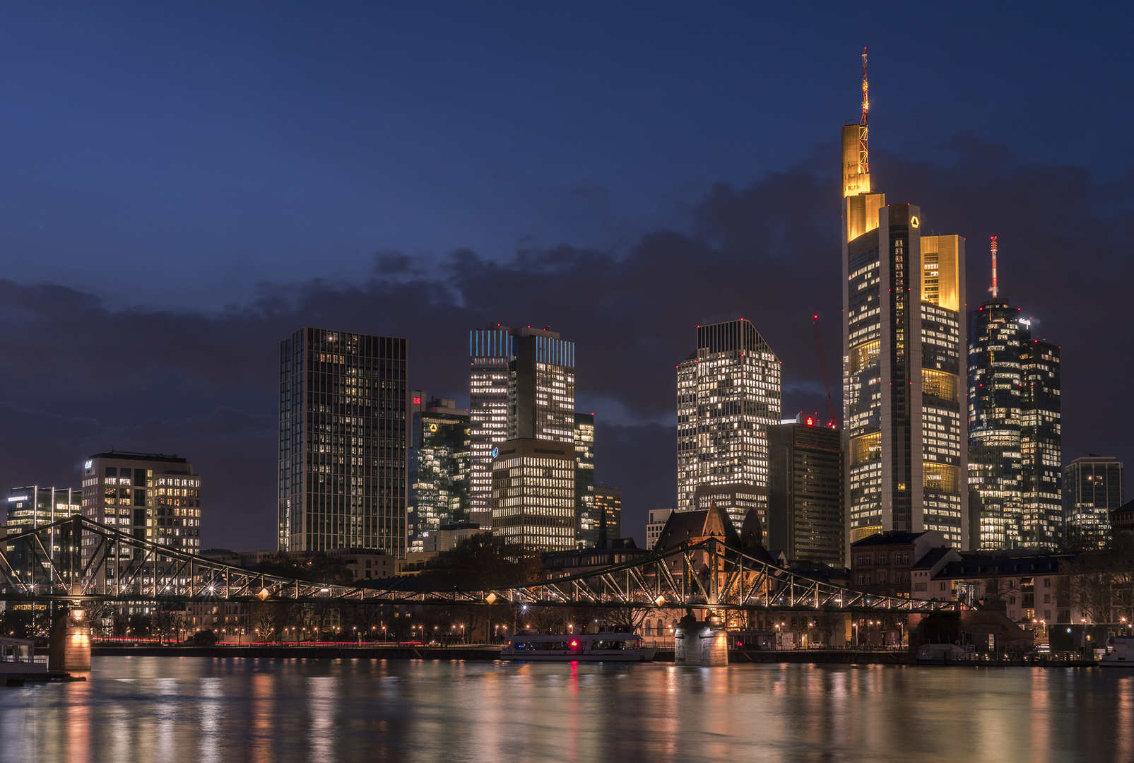 Frankfurt-Skyline am Abend am 18.01.2019