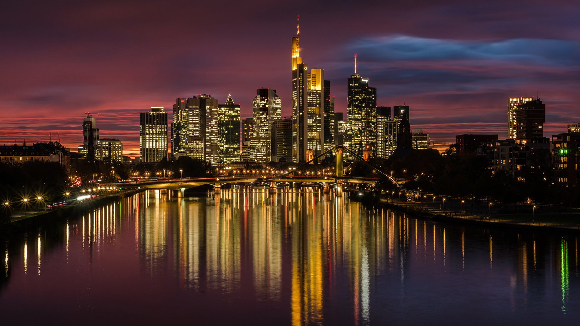 Frankfurt-Skyline am Abend am 21.10.2019