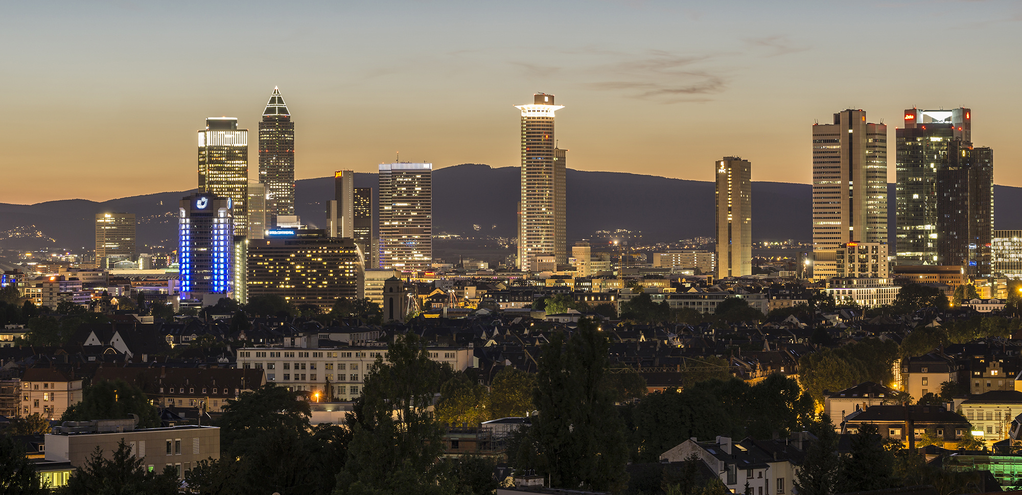 Frankfurt-Skyline am Abend