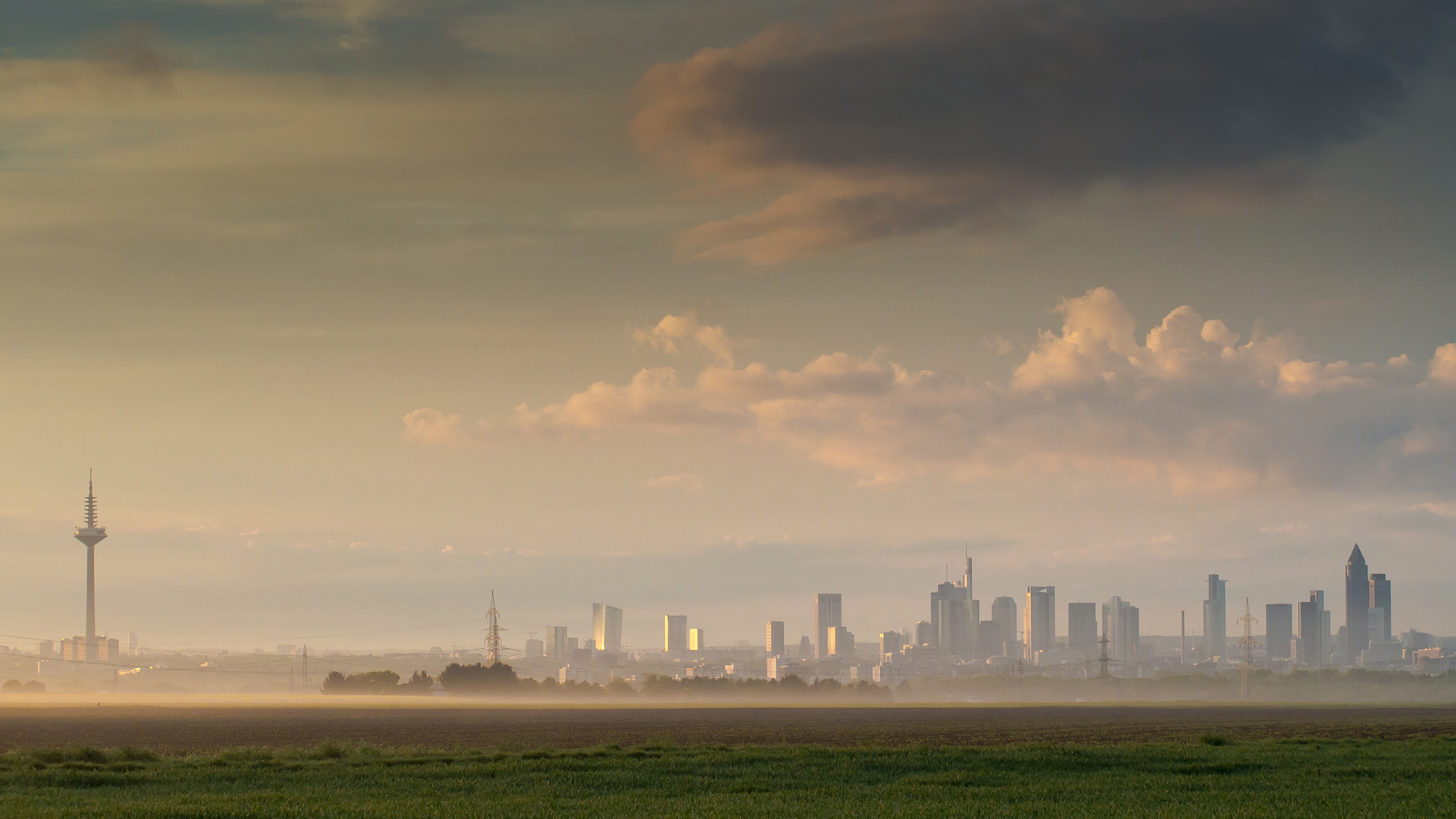 Frankfurt Skyline am Mai Morgen 20150504061925