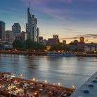 Frankfurt Skyline Aufnahme vom Eisernen Steg in der blauen Stunde