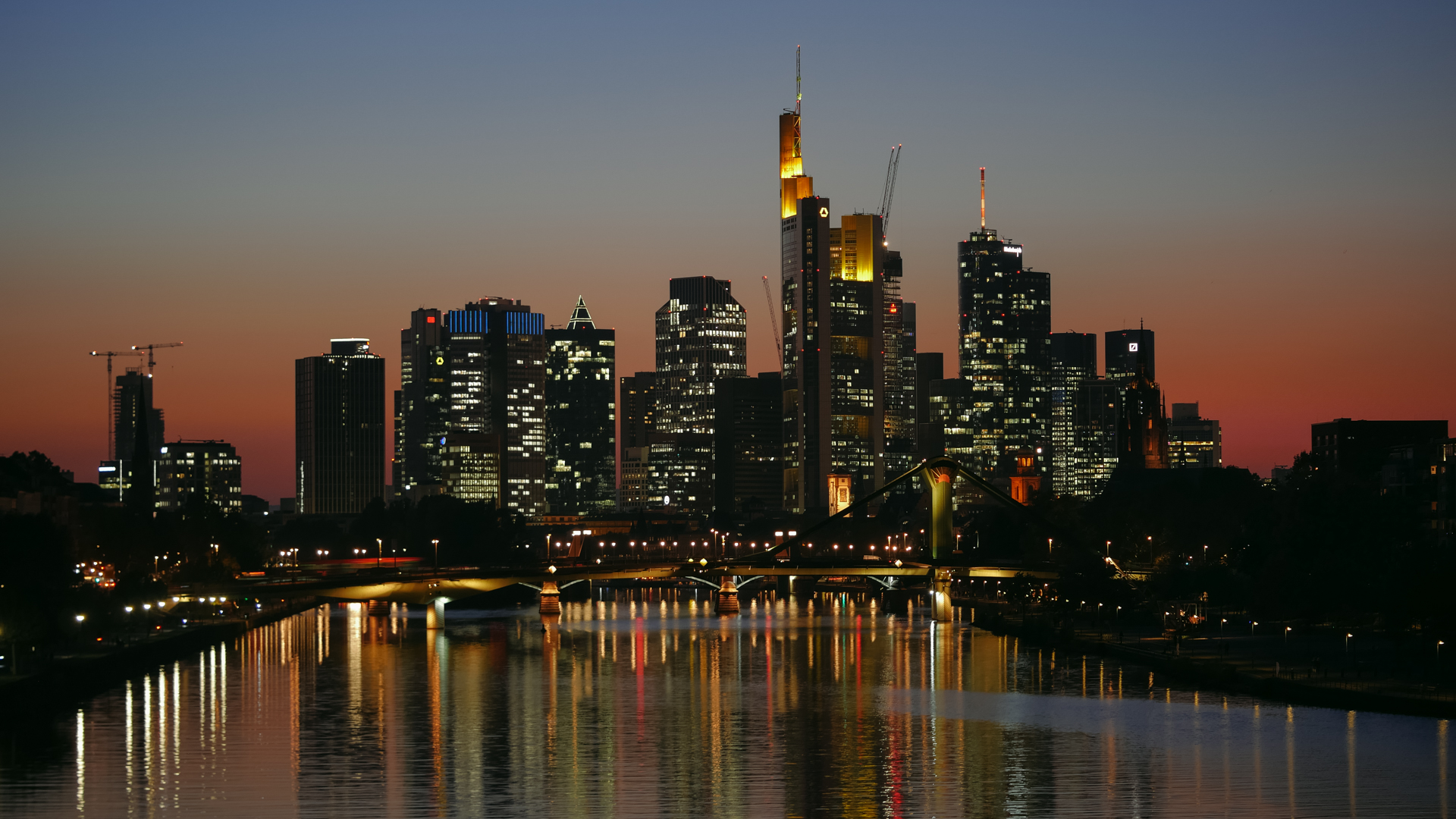 Frankfurt Skyline bei Dämmerung 2018