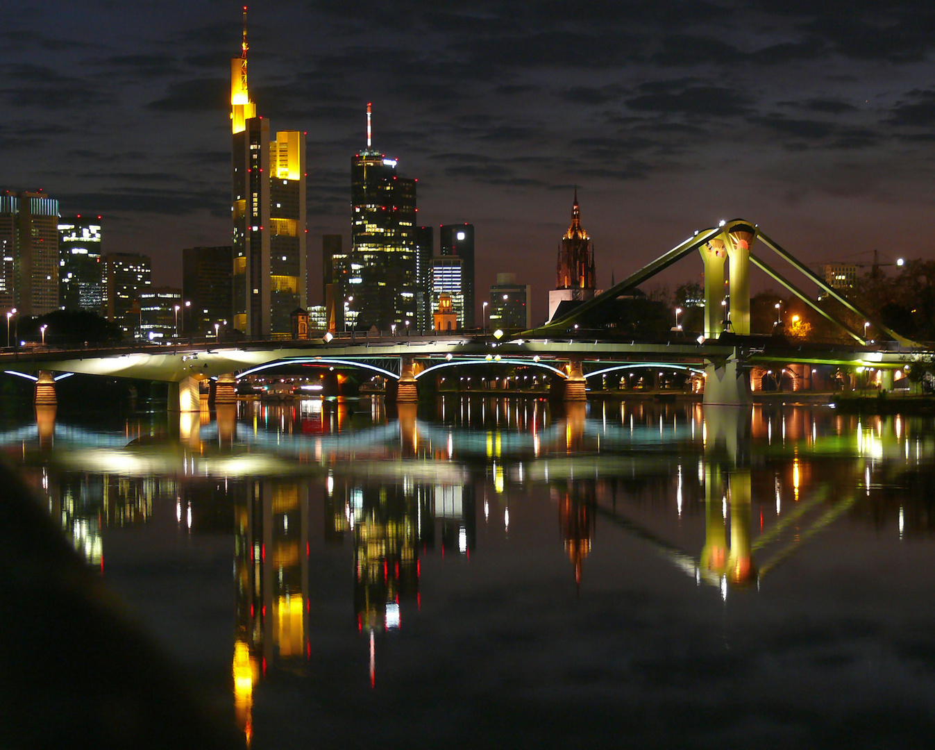 Frankfurt-Skyline bei Nacht