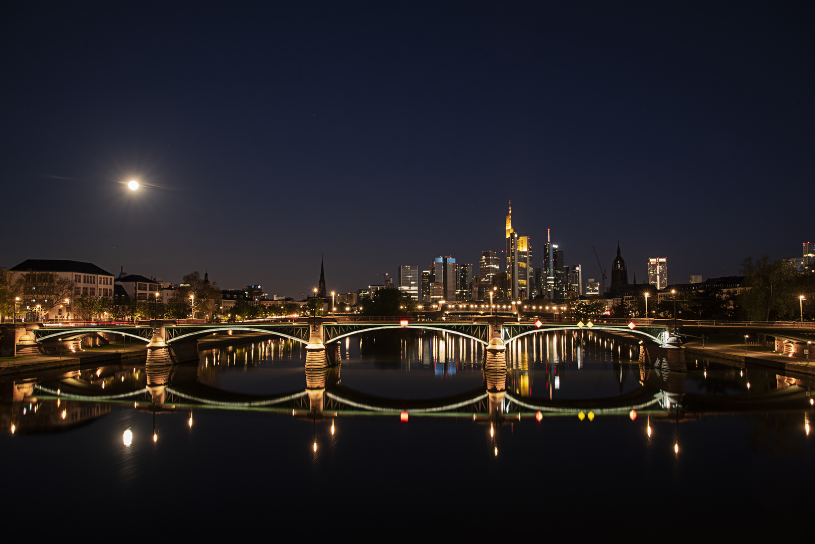 Frankfurt Skyline bei Nacht