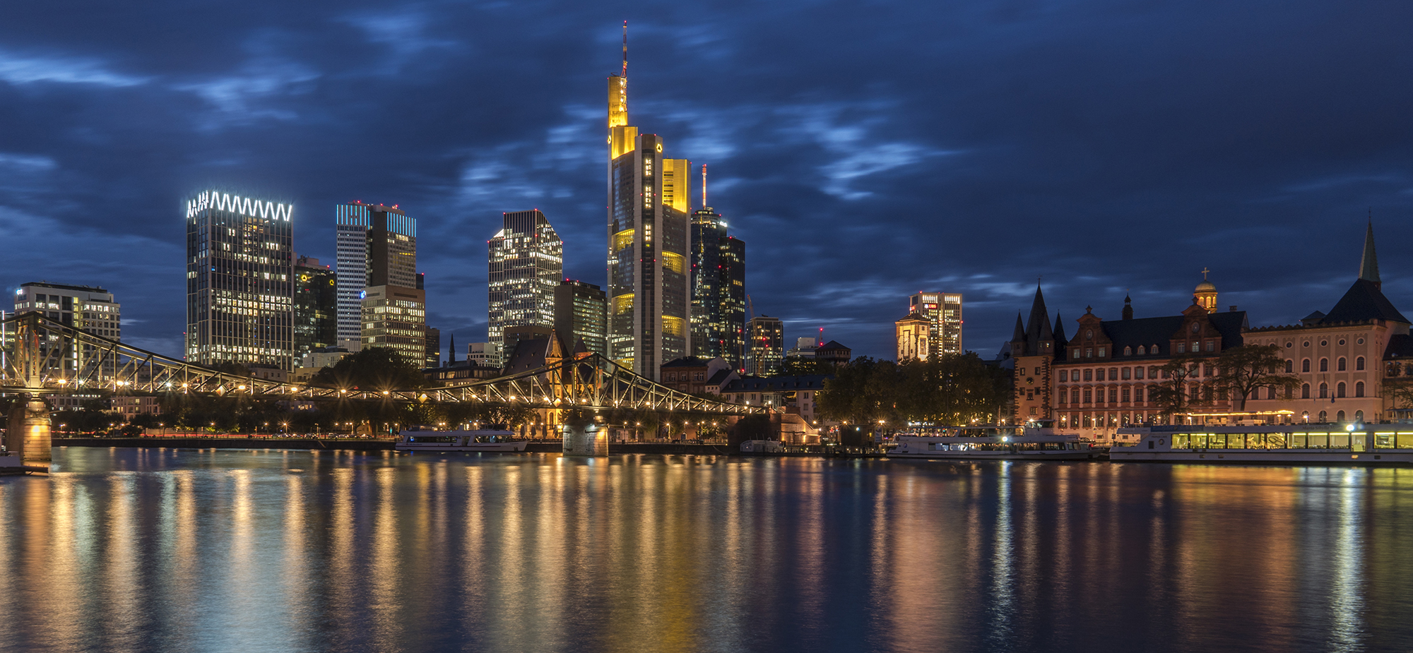 Frankfurt-Skyline bei Nacht am 01.10.2021