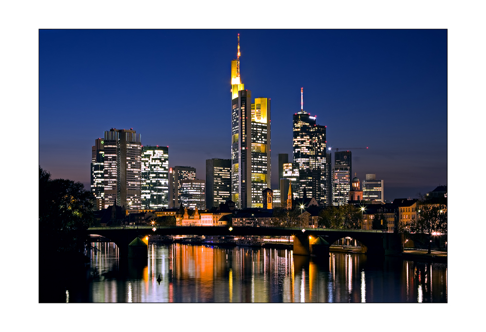 Frankfurt Skyline bei Nacht