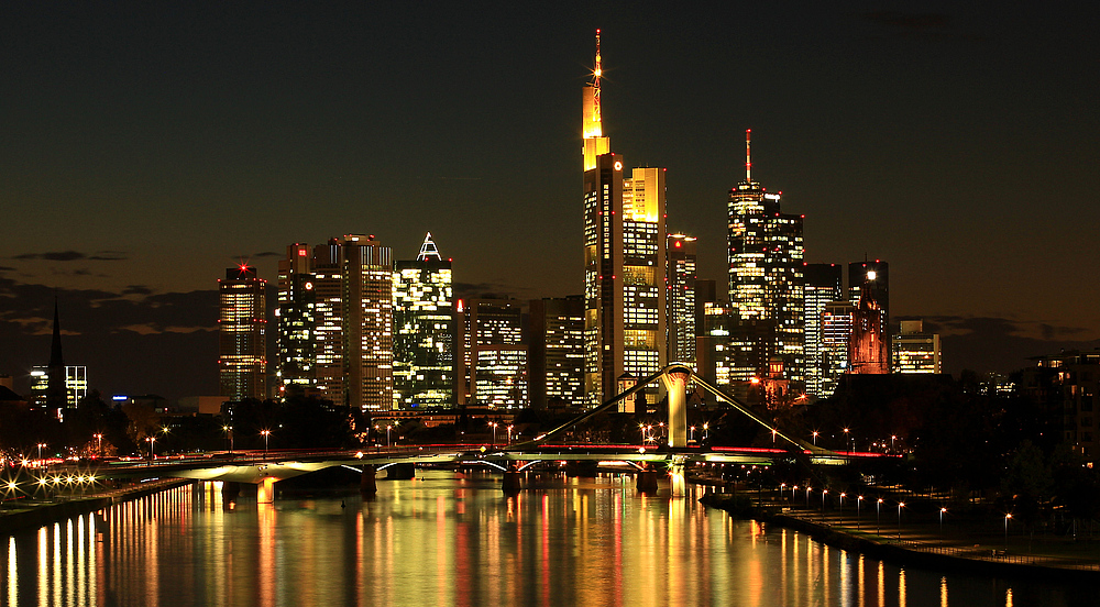 Frankfurt-Skyline bei Nacht