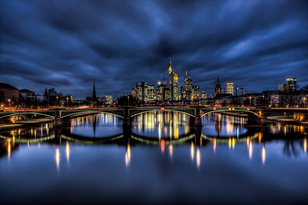 Frankfurt-Skyline bei Nacht in HDR