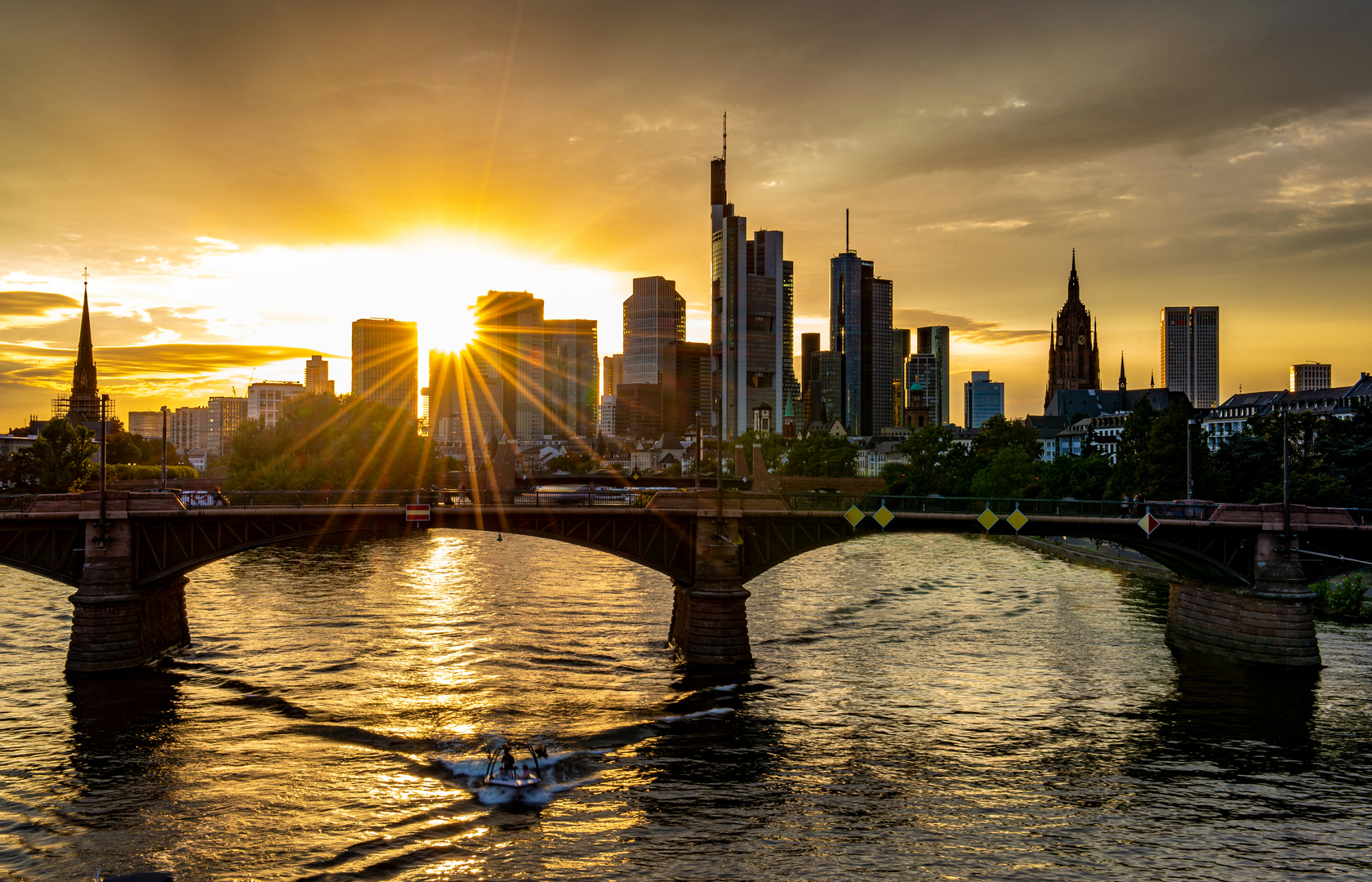 Frankfurt Skyline bei Sonnenuntergang