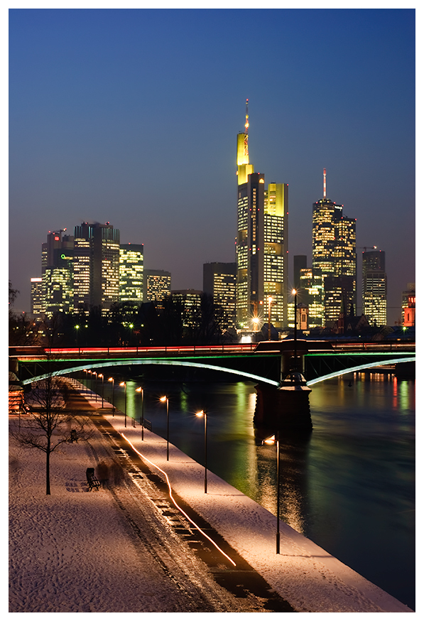 Frankfurt Skyline - Blaue Eiszeit Stunde