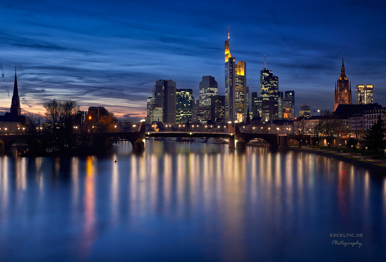 Frankfurt Skyline - Blaue Stunde