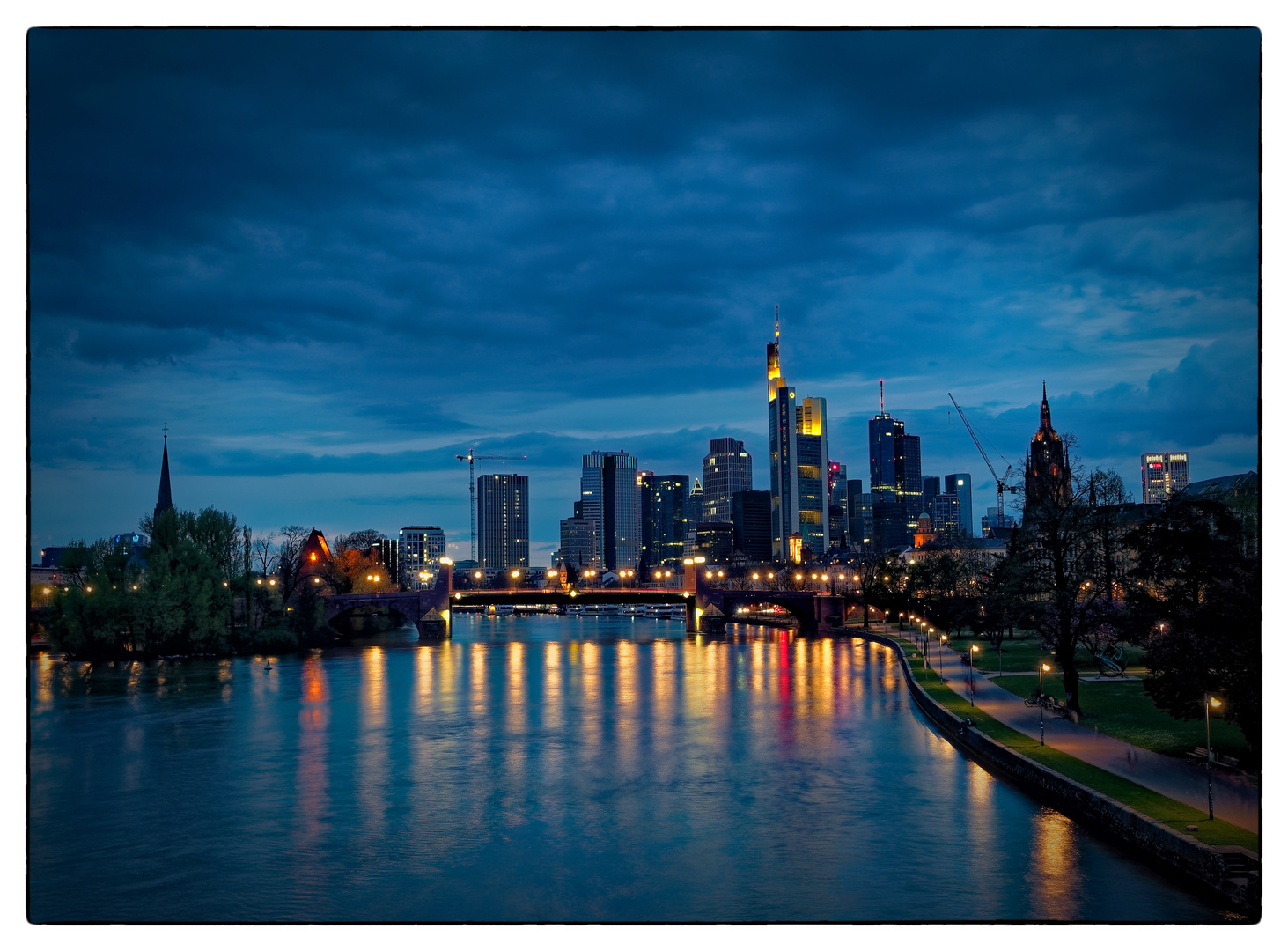 Frankfurt Skyline blaue Stunde